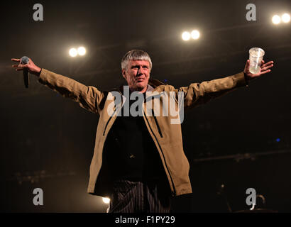 St Helier, Jersey, nelle Isole del Canale, UK. 5 Settembre, 2015.Bez, Marco Berry, di Felice lunedì il confronto sul palco principale presso il Jersey Live Festival.. Data05/09/2015 Credit: charlie bryan/Alamy Live News Foto Stock