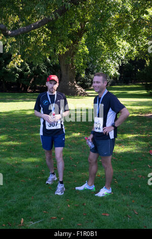 Northampton, Regno Unito. 6 Settembre, 2015. Il Northampton mezza maratona 2015 da Northampton town di Delapre Abbey. 1° 229 David Green 1:14:50, 2° 551 James stringer 1:16, 3° 367 Stephen segna 1:16:15. Credito: PATRICK ANTHONISZ/Alamy Live News Foto Stock