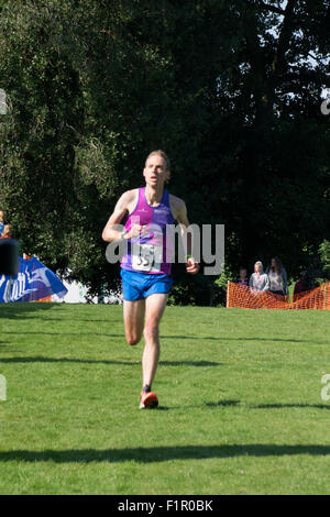 Northampton, Regno Unito. 6 Settembre, 2015. Il Northampton mezza maratona 2015 da Northampton town di Delapre Abbey. 1° 229 David Green 1:14:50, 2° 551 James stringer 1:16, 3° 367 Stephen segna 1:16:15. Credito: PATRICK ANTHONISZ/Alamy Live News Foto Stock