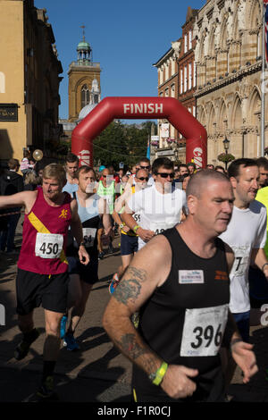 Northampton, Regno Unito. 6 Settembre, 2015. Il Northampton mezza maratona 2015 da Northampton town di Delapre Abbey. 1° 229 David Green 1:14:50, 2° 551 James stringer 1:16, 3° 367 Stephen segna 1:16:15. Credito: PATRICK ANTHONISZ/Alamy Live News Foto Stock