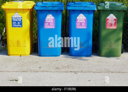 Scomparti separati per contenitori per alimenti di plastica e di vetro Sant'Erasmo Laguna di Venezia Veneto Italia Europa Foto Stock