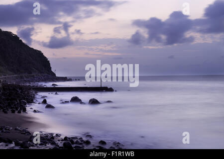 Il mare a sunrise in Atagawa, Prefettura di Shizuoka, Giappone Foto Stock