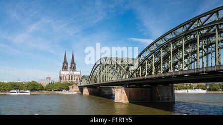 Vista panoramica sulla Cattedrale di Colonia con ponte di Hohenzollern e il fiume Reno in Germania Foto Stock