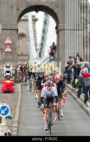 Menai Bridge Anglesey. 6 Settembre, 2015. Il tour della Gran Bretagna 2015 Peloton lasciando la gara inizia su Anglesey e attraversando il Menai Bridge sul territorio continentale del Regno Unito. Credito: Michael Gibson/Alamy Live News Foto Stock