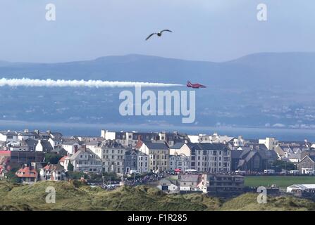 Donegal, UK. 5 settembre 2015. Portrush Co Antrim, con le colline di Co Donegal in background per le frecce rosse aerobatic display, come hanno aperto le onde dell'aria 2015 Domenica a Portrush Co Anrtrim. Credito: Steven McAuley/Alamy Live News Foto Stock