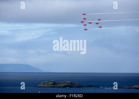 Donegal, UK. 5° settembre 2015.Portrush Co Antrim, con le colline di Co Donegal in background per le frecce rosse aerobatic display, come hanno aperto le onde dell'aria 2015 Domenica a Portrush Co Anrtrim. Credito: Steven McAuley/Alamy Live News Foto Stock