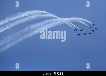 Donegal, UK. 5° settembre 2015.Portrush Co Antrim, con le colline di Co Donegal in background per le frecce rosse aerobatic display, come hanno aperto le onde dell'aria 2015 Domenica a Portrush Co Anrtrim. Credito: Steven McAuley/Alamy Live News Foto Stock