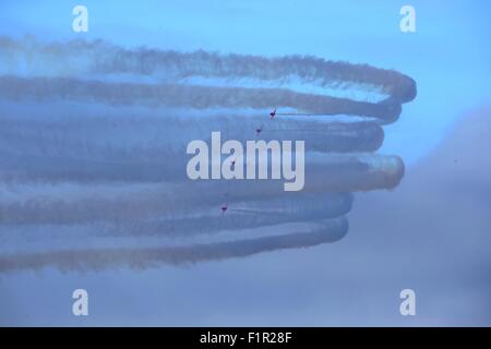 Donegal, UK. 5° settembre 2015.Portrush Co Antrim, con le colline di Co Donegal in background per le frecce rosse aerobatic display, come hanno aperto le onde dell'aria 2015 Domenica a Portrush Co Anrtrim. Credito: Steven McAuley/Alamy Live News Foto Stock