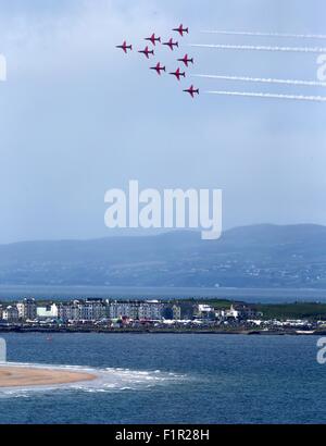 Donegal, UK. 5° settembre 2015.Portrush Co Antrim, con le colline di Co Donegal in background per le frecce rosse aerobatic display, come hanno aperto le onde dell'aria 2015 Domenica a Portrush Co Anrtrim. Credito: Steven McAuley/Alamy Live News Foto Stock