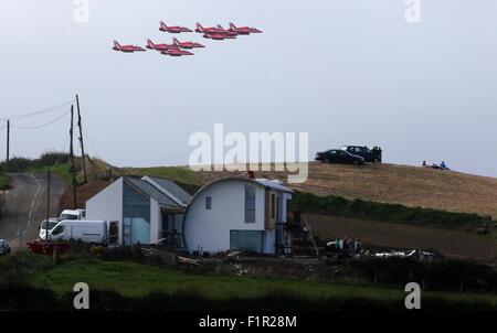 Donegal, UK. 5° settembre 2015.Portrush Co Antrim, con le colline di Co Donegal in background per le frecce rosse aerobatic display, come hanno aperto le onde dell'aria 2015 Domenica a Portrush Co Anrtrim. Credito: Steven McAuley/Alamy Live News Foto Stock