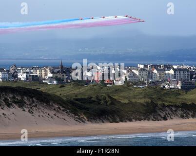 Donegal, UK. 5° settembre 2015.Portrush Co Antrim, con le colline di Co Donegal in background per le frecce rosse aerobatic display, come hanno aperto le onde dell'aria 2015 Domenica a Portrush Co Anrtrim. Credito: Steven McAuley/Alamy Live News Foto Stock