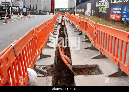 Nuovi servizi trincea scavata a gas di laici e fibra ottica infrastructure Birmingham REGNO UNITO Foto Stock