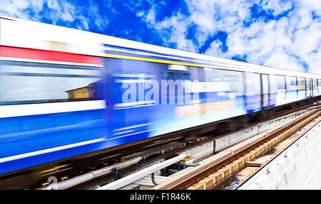 Abstract del treno ad alta velocità con un bellissimo sfondo cielo Foto Stock