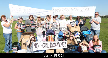 Southsea, Hampshire, Regno Unito. 6 Settembre, 2015. Abbiamo visto tutti i terribili, haunting immagini a carico dell'attuale crisi di rifugiati. Le parole di una mamma forma Southsea che hanno formato un gruppo di facebook per aiutare appello per le donazioni provenienti da persone di Portsmouth ora esiste una possibilità per tutti noi di Portsmouth e Southsea per contribuire aiuto e sollievo a questi in fuga da pericoli, di oppressione e di persecuzione. Lou Earp mamma di due e amici hanno orologi il dispiegamento degli eventi sul televisore e basta. Credito: Jason Kay/Alamy Live News Foto Stock