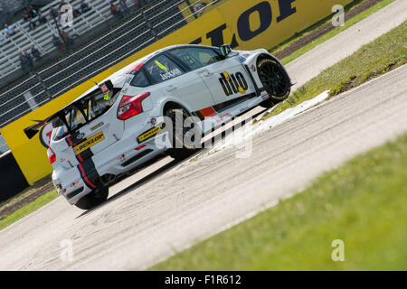 Corby, Regno Unito. 6 Settembre, 2015. Mat Jackson e della Motorbase Performance rigidi durante la Dunlop MSA British Touring Car Championship sul circuito di Rockingham il 6 settembre 2015 a Corby, Regno Unito Credito: Gergo Toth/Alamy Live News Foto Stock