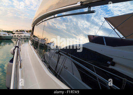 Vista del magnifico tramonto colorato al porto, dove lussuosi yacht parcheggiato in Sukosan vicino a Zadar, Croazia Foto Stock