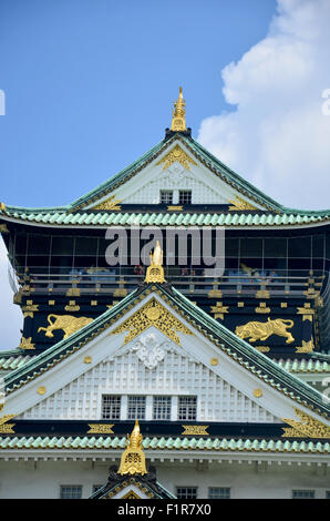 Statua Shachi-Gawara (Tetto tegola nella forma del leggendario dolphin-come pesci) a in cima al Castello di Osaka il 10 luglio 2015 in Osaka, Foto Stock