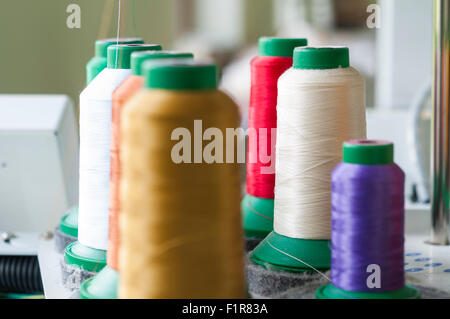 Fili di cucitura sfondo multicolore closeup con profondità di campo Foto Stock