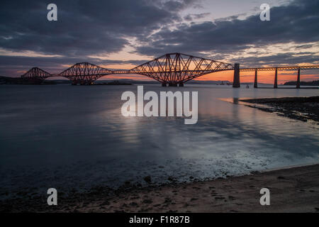 Sunrise presso il Forth Bridge, Edimburgo, Scozia Foto Stock