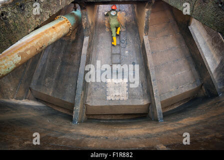 Giacarta, Indonesia. 18th giugno 2021. Un lavoratore sta effettuando la pulizia di manutenzione sull'impianto di trattamento delle acque di sorgente a Giacarta, Indonesia. Foto Stock