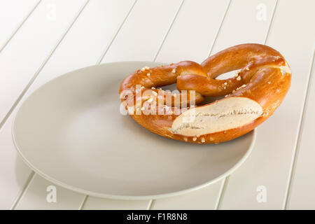 Un pretzel è un tipo di pane cotto prodotto realizzato da impasti più comunemente conformato in un nodo. Foto Stock