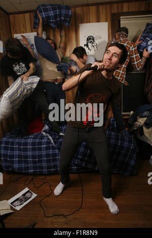 Totalmente Michael foto riprese su un letto in una casa dove un cuscino lotta sta avendo luogo. promo foto di scena punk indiana Foto Stock