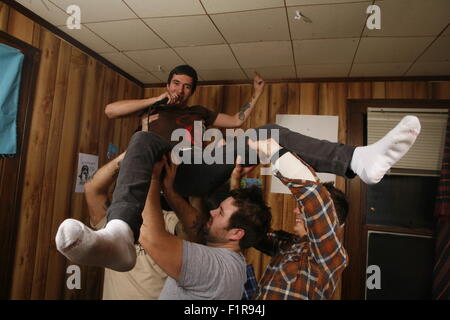 Totalmente Michael foto riprese su un letto in una casa dove un cuscino lotta sta avendo luogo. promo foto di scena punk indiana Foto Stock