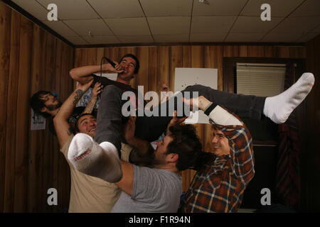 Totalmente Michael foto riprese su un letto in una casa dove un cuscino lotta sta avendo luogo. promo foto di scena punk indiana Foto Stock