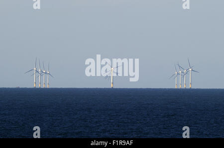 Le turbine eoliche possono essere visti dalla spiaggia. Weybourne spiaggia e scogliere. Costa North Norfolk. In Inghilterra. Regno Unito. 01/09/2015. Foto Stock