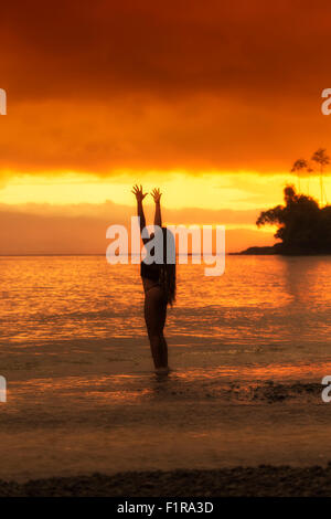 Lo Yoga dall'oceano Foto Stock