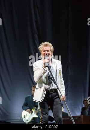 Ewhurst, Surrey, Inghilterra. 5 settembre 2015. Rod Stewart canta dal vivo sul palco con le facce. Le facce reunion: Rod Stewart, Ronnie Wood e Kenney Jones, i sopravvissuti delle facce, eseguita per la prima volta insieme in oltre quaranta anni in un concerto dal vivo presso la struttura Hurtwood Park Polo Club, Ewhurst, Surrey, Inghilterra, come parte del Rock 'n' evento di potenza a sostegno del cancro della prostata UK. Credito: Graham Prentice/Alamy Live News Foto Stock