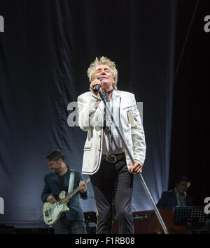 Ewhurst, Surrey, Inghilterra. 5 settembre 2015. Rod Stewart canta dal vivo sul palco con le facce. Le facce reunion: Rod Stewart, Ronnie Wood e Kenney Jones, i sopravvissuti delle facce, eseguita per la prima volta insieme in oltre quaranta anni in un concerto dal vivo presso la struttura Hurtwood Park Polo Club, Ewhurst, Surrey, Inghilterra, come parte del Rock 'n' evento di potenza a sostegno del cancro della prostata UK. Credito: Graham Prentice/Alamy Live News Foto Stock