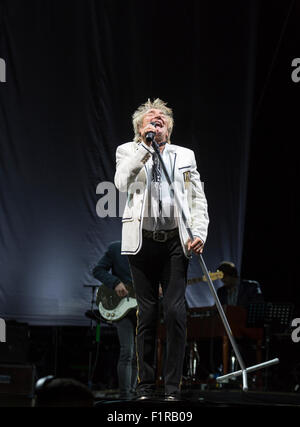 Ewhurst, Surrey, Inghilterra. 5 settembre 2015. Rod Stewart canta dal vivo sul palco con le facce. Le facce reunion: Rod Stewart, Ronnie Wood e Kenney Jones, i sopravvissuti delle facce, eseguita per la prima volta insieme in oltre quaranta anni in un concerto dal vivo presso la struttura Hurtwood Park Polo Club, Ewhurst, Surrey, Inghilterra, come parte del Rock 'n' evento di potenza a sostegno del cancro della prostata UK. Credito: Graham Prentice/Alamy Live News Foto Stock