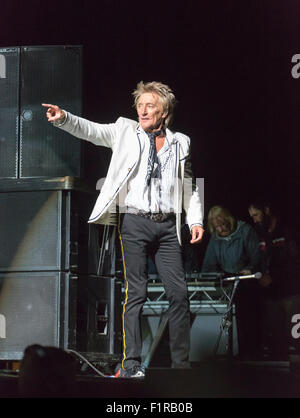 Ewhurst, Surrey, Inghilterra. 5 settembre 2015. Rod Stewart si esibisce dal vivo sul palco con le facce. Le facce reunion: Rod Stewart, Ronnie Wood e Kenney Jones, i sopravvissuti delle facce, eseguita per la prima volta insieme in oltre quaranta anni in un concerto dal vivo presso la struttura Hurtwood Park Polo Club, Ewhurst, Surrey, Inghilterra, come parte del Rock 'n' evento di potenza a sostegno del cancro della prostata UK. Credito: Graham Prentice/Alamy Live News Foto Stock