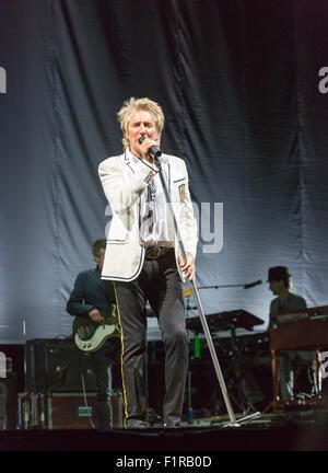 Ewhurst, Surrey, Inghilterra. 5 settembre 2015. Rod Stewart canta dal vivo sul palco con le facce. Le facce reunion: Rod Stewart, Ronnie Wood e Kenney Jones, i sopravvissuti delle facce, eseguita per la prima volta insieme in oltre quaranta anni in un concerto dal vivo presso la struttura Hurtwood Park Polo Club, Ewhurst, Surrey, Inghilterra, come parte del Rock 'n' evento di potenza a sostegno del cancro della prostata UK. Credito: Graham Prentice/Alamy Live News Foto Stock