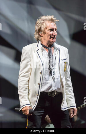 Ewhurst, Surrey, Inghilterra. 5 settembre 2015. Rod Stewart si esibisce dal vivo sul palco con le facce. Le facce reunion: Rod Stewart, Ronnie Wood e Kenney Jones, i sopravvissuti delle facce, eseguita per la prima volta insieme in oltre quaranta anni in un concerto dal vivo presso la struttura Hurtwood Park Polo Club, Ewhurst, Surrey, Inghilterra, come parte del Rock 'n' evento di potenza a sostegno del cancro della prostata UK. Credito: Graham Prentice/Alamy Live News Foto Stock