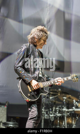 Ewhurst, Surrey, Inghilterra. 5 settembre 2015. Ronnie Wood suona la chitarra dal vivo sul palco con le facce. Le facce reunion: Rod Stewart, Ronnie Wood e Kenney Jones, i sopravvissuti delle facce, eseguita per la prima volta insieme in oltre quaranta anni in un concerto dal vivo presso la struttura Hurtwood Park Polo Club, Ewhurst, Surrey, Inghilterra, come parte del Rock 'n' evento di potenza a sostegno del cancro della prostata UK. Credito: Graham Prentice/Alamy Live News Foto Stock