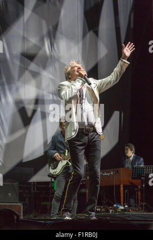 Ewhurst, Surrey, Inghilterra. 5 settembre 2015. Rod Stewart canta dal vivo sul palco con le facce. Le facce reunion: Rod Stewart, Ronnie Wood e Kenney Jones, i sopravvissuti delle facce, eseguita per la prima volta insieme in oltre quaranta anni in un concerto dal vivo presso la struttura Hurtwood Park Polo Club, Ewhurst, Surrey, Inghilterra, come parte del Rock 'n' evento di potenza a sostegno del cancro della prostata UK. Credito: Graham Prentice/Alamy Live News Foto Stock