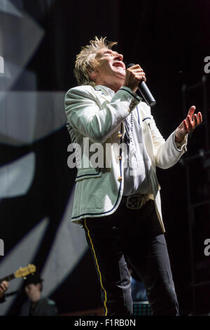 Ewhurst, Surrey, Inghilterra. 5 settembre 2015. Rod Stewart canta dal vivo sul palco con le facce. Le facce reunion: Rod Stewart, Ronnie Wood e Kenney Jones, i sopravvissuti delle facce, eseguita per la prima volta insieme in oltre quaranta anni in un concerto dal vivo presso la struttura Hurtwood Park Polo Club, Ewhurst, Surrey, Inghilterra, come parte del Rock 'n' evento di potenza a sostegno del cancro della prostata UK. Credito: Graham Prentice/Alamy Live News Foto Stock