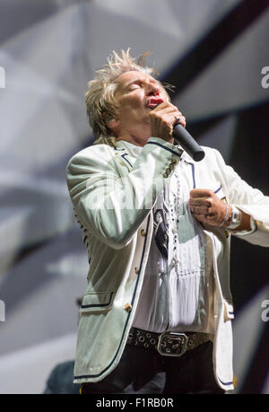 Ewhurst, Surrey, Inghilterra. 5 settembre 2015. Rod Stewart canta dal vivo sul palco con le facce. Le facce reunion: Rod Stewart, Ronnie Wood e Kenney Jones, i sopravvissuti delle facce, eseguita per la prima volta insieme in oltre quaranta anni in un concerto dal vivo presso la struttura Hurtwood Park Polo Club, Ewhurst, Surrey, Inghilterra, come parte del Rock 'n' evento di potenza a sostegno del cancro della prostata UK. Credito: Graham Prentice/Alamy Live News Foto Stock