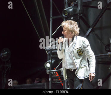 Ewhurst, Surrey, Inghilterra. 5 settembre 2015. Rod Stewart canta dal vivo sul palco con le facce. Le facce reunion: Rod Stewart, Ronnie Wood e Kenney Jones, i sopravvissuti delle facce, eseguita per la prima volta insieme in oltre quaranta anni in un concerto dal vivo presso la struttura Hurtwood Park Polo Club, Ewhurst, Surrey, Inghilterra, come parte del Rock 'n' evento di potenza a sostegno del cancro della prostata UK. Credito: Graham Prentice/Alamy Live News Foto Stock