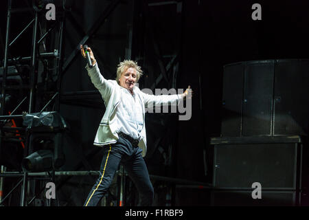 Ewhurst, Surrey, Inghilterra. 5 settembre 2015. Rod Stewart si esibisce dal vivo sul palco con le facce. Le facce reunion: Rod Stewart, Ronnie Wood e Kenney Jones, i sopravvissuti delle facce, eseguita per la prima volta insieme in oltre quaranta anni in un concerto dal vivo presso la struttura Hurtwood Park Polo Club, Ewhurst, Surrey, Inghilterra, come parte del Rock 'n' evento di potenza a sostegno del cancro della prostata UK. Credito: Graham Prentice/Alamy Live News Foto Stock