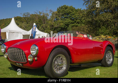 Edimburgo, Scozia, 6 settembre 2015. Il concours di eleganza presso il Palazzo di Holyroodhouse di Edimburgo. Una varietà di intorno 60 di quelle rare automobili classiche linea fino a motivo del Queens palace motivi di Edimburgo. Alcune delle vetture non sono mai state mostrate nel Regno Unito. Le auto erano state in un tour della Scozia portando terminando con il principale evento Concours. Credito: Andrew Steven Graham/Alamy Live News Foto Stock