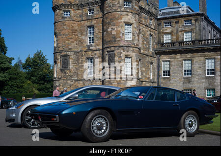 Edimburgo, Scozia, 6 settembre 2015. Il concours di eleganza presso il Palazzo di Holyroodhouse di Edimburgo. Una varietà di intorno 60 di quelle rare automobili classiche linea fino a motivo del Queens palace motivi di Edimburgo. Alcune delle vetture non sono mai state mostrate nel Regno Unito. Le auto erano state in un tour della Scozia portando terminando con il principale evento Concours. Credito: Andrew Steven Graham/Alamy Live News Foto Stock