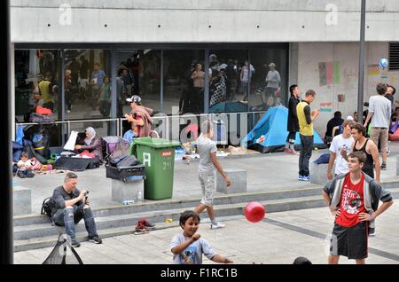 Budapest, Ungheria. 05 Sep, 2015. Gli immigrati siriani concentrata vicino a Budapest la stazione ferroviaria internazionale, sabato 5 settembre 2015 Credit: Jorge Felix/Alamy Live News Foto Stock