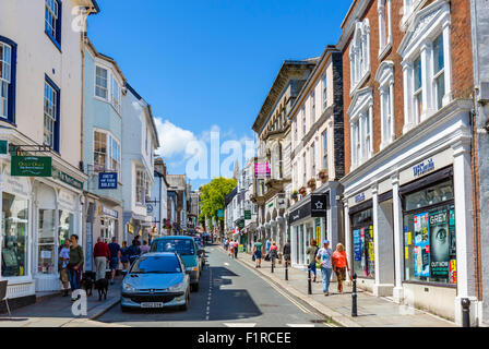 Negozi di Fore Street nel centro della città, a Totnes, Devon, Inghilterra, Regno Unito Foto Stock