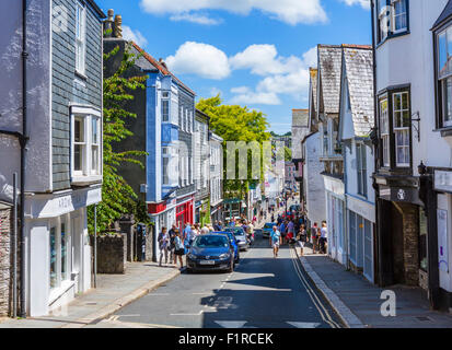 Negozi di Fore Street nel centro della città, a Totnes, Devon, Inghilterra, Regno Unito Foto Stock