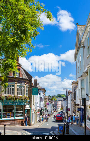 Negozi di Fore Street nel centro della città, a Totnes, Devon, Inghilterra, Regno Unito Foto Stock