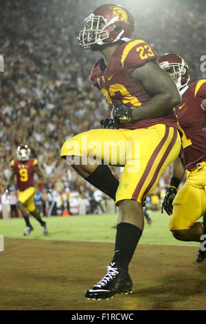 Los Angeles, CA, cioè Stati Uniti d'America. 5 Sep, 2015. 5 Settembre 2015: USC Trojans running back Tre Madden #23 festeggia dopo aver segnato su una lunga touchdown run nel gioco tra l'Arkansas State Red Lupi e l'USC Trojans, il Colosseo a Los Angeles, CA. Fotografo: Pietro Joneleit per filo di Zuma Servizio © Peter Joneleit/ZUMA filo/Alamy Live News Foto Stock