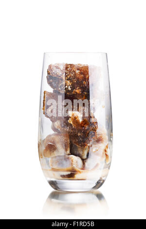 Caffè latte cocktail da congelati cubetti di caffè in vetro highball. Iced caffè latte Foto Stock